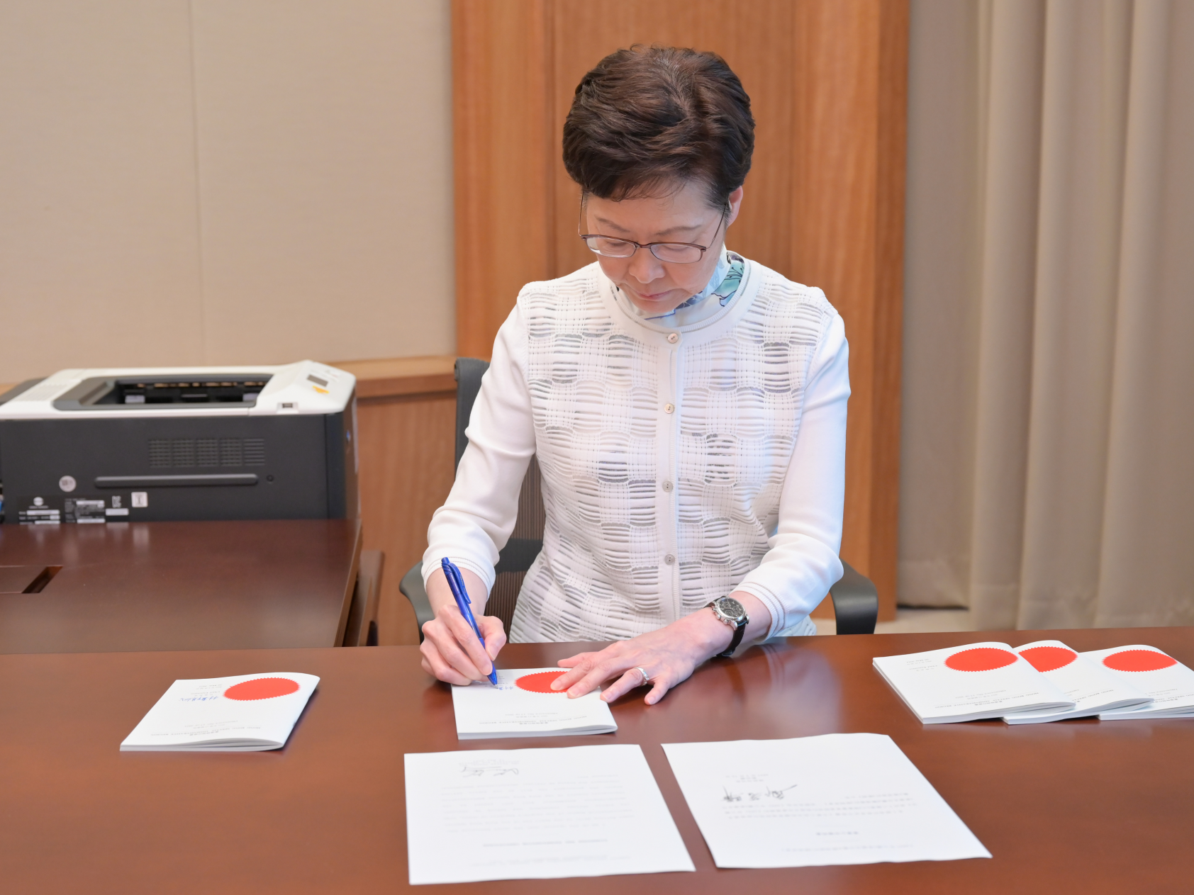 香港行政长官签署《2021年公职（参选及任职）（杂项修订）条例》