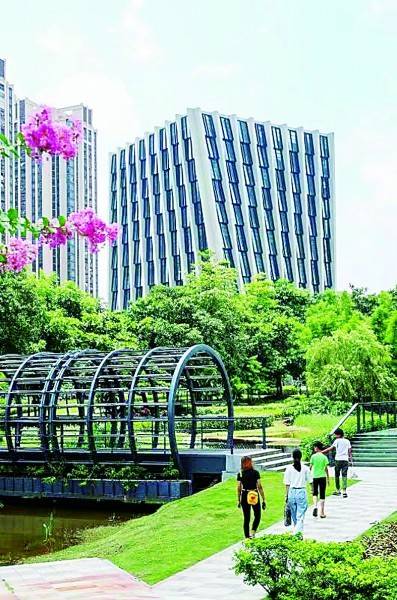 依托坪山图书馆等多所公共文化设施，深圳市坪山区构筑了完整的公共文化服务体系。图为坪山图书馆。资料图片