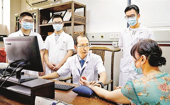 2021年“深圳市五一劳动奖章”获得者周鹏：以仁心仁术服务患者 用创新传承中医瑰宝