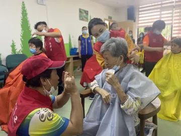 我为群众办实事 | 光明街道日照中心开展爱心义剪活动