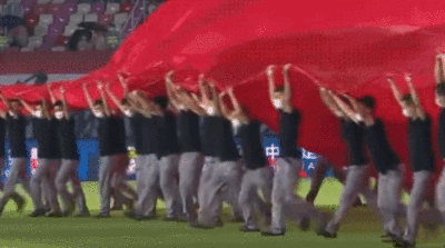 燃爆！巨幅国旗亮相“广东德比”赛场，3万球迷雨中高唱《我和我的祖国》