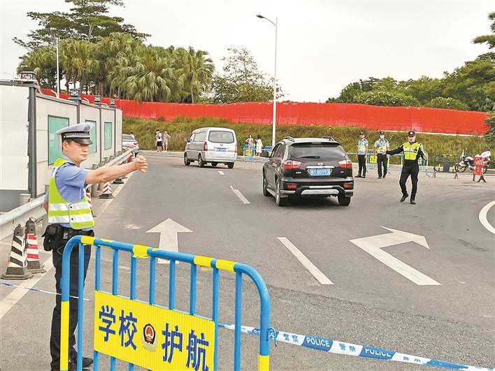 东部景区出行旺 深圳交警疏导忙
