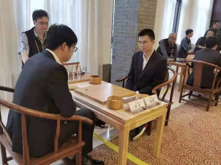 “华为手机杯”围甲联赛首阶段战罢，深圳龙华队五连胜全取15分暂列榜首