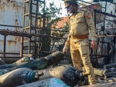 印度制氧厂剧烈爆炸致3死8伤，事发时民众排长队充氧气 