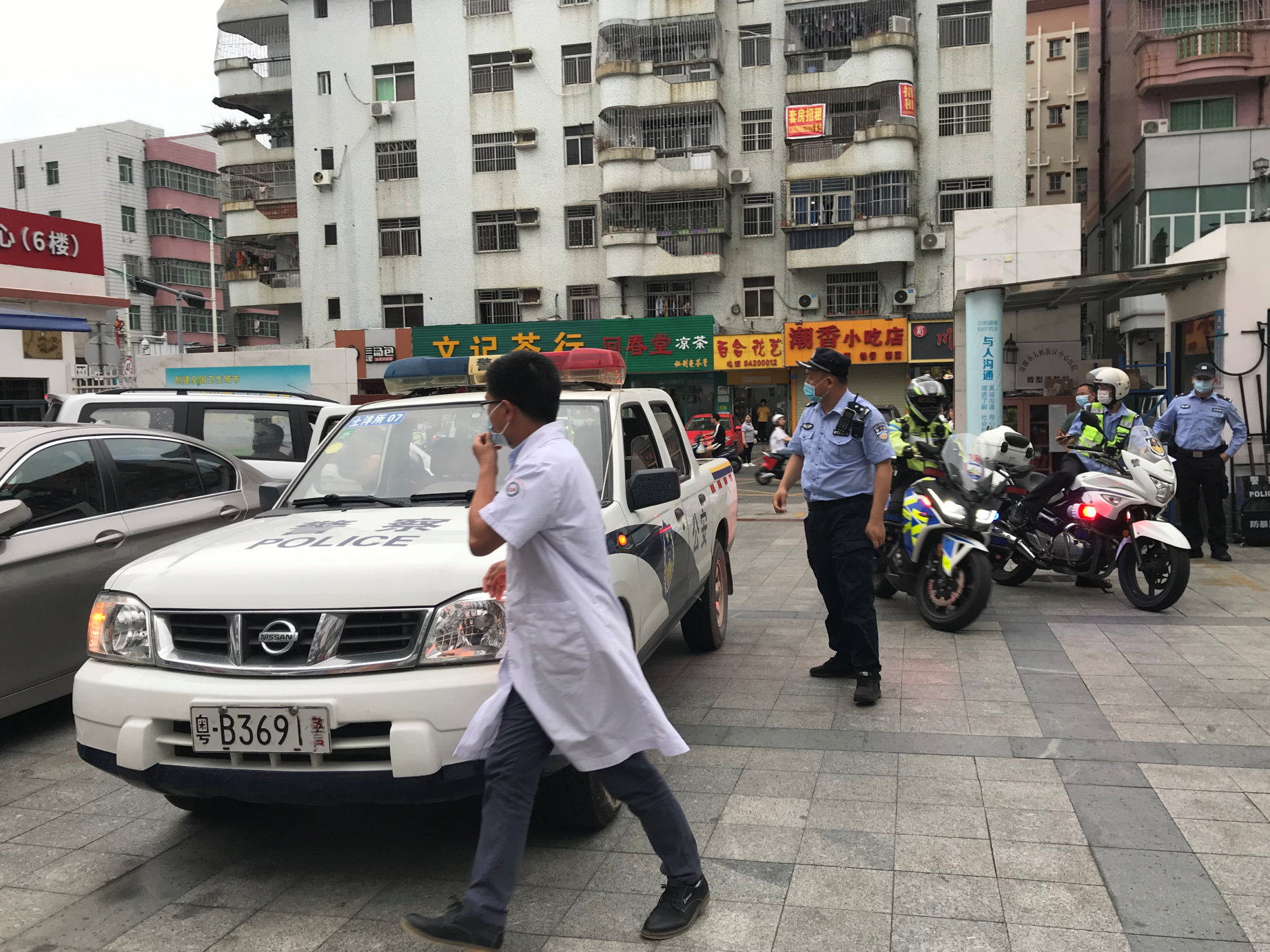 游客海边不慎晕倒呛水，大鹏警方紧急护送就医