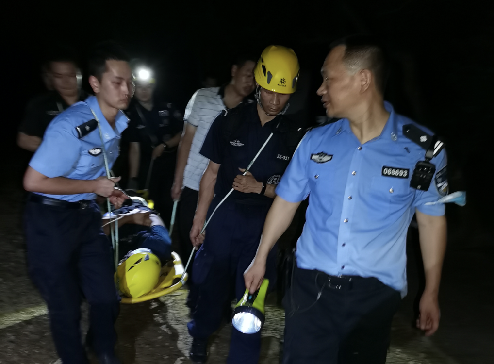 游客梧桐山遇险被困 警方4小时成功解救