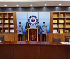 石岩：全力服务群众，真情奉献网格