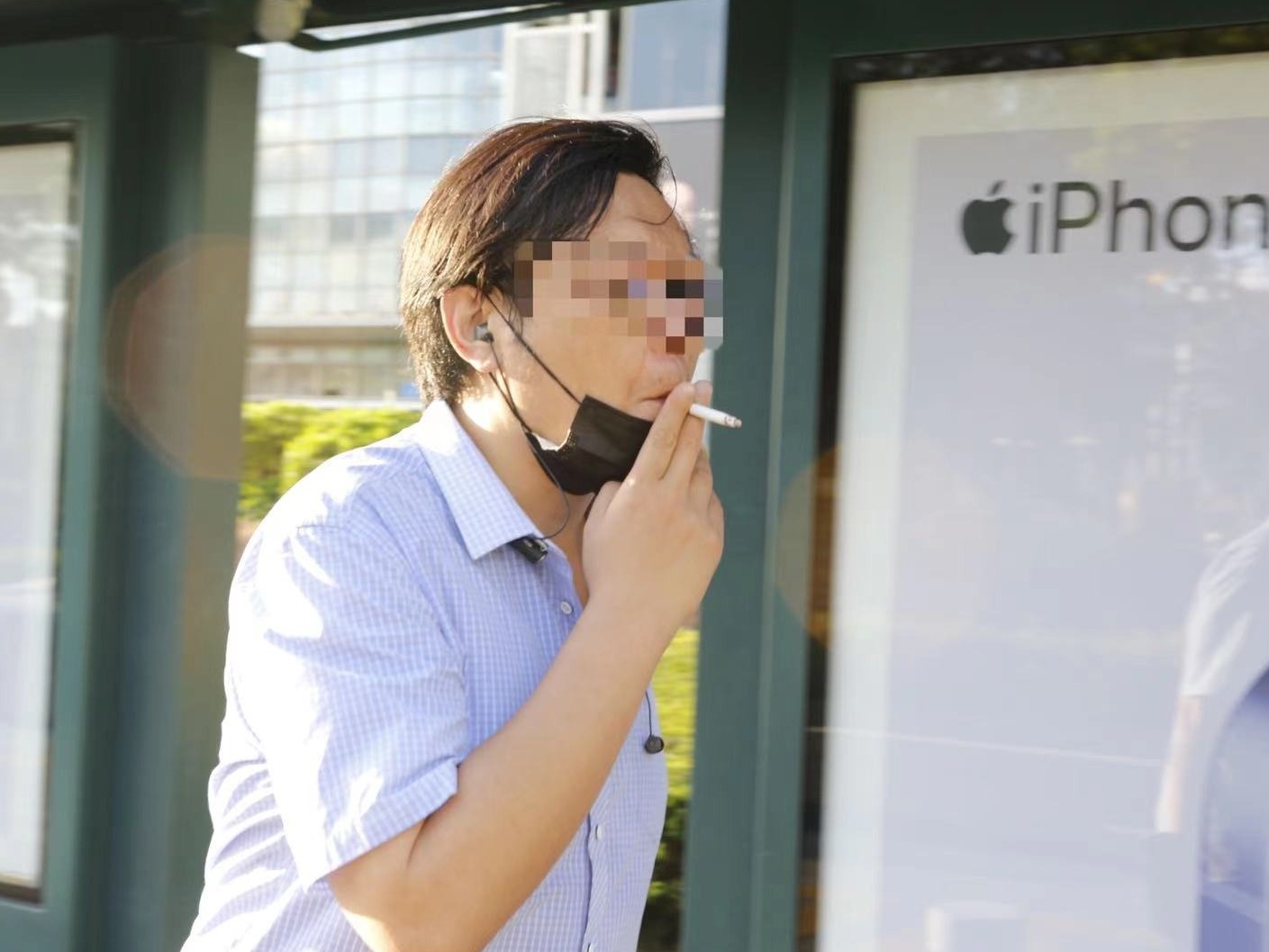 在公交站台吸烟被抓！一男子给执法人员拍了个大合照