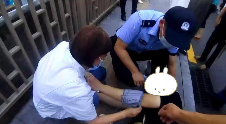 我为群众办实事丨有人突然晕倒，福田警察及时救助