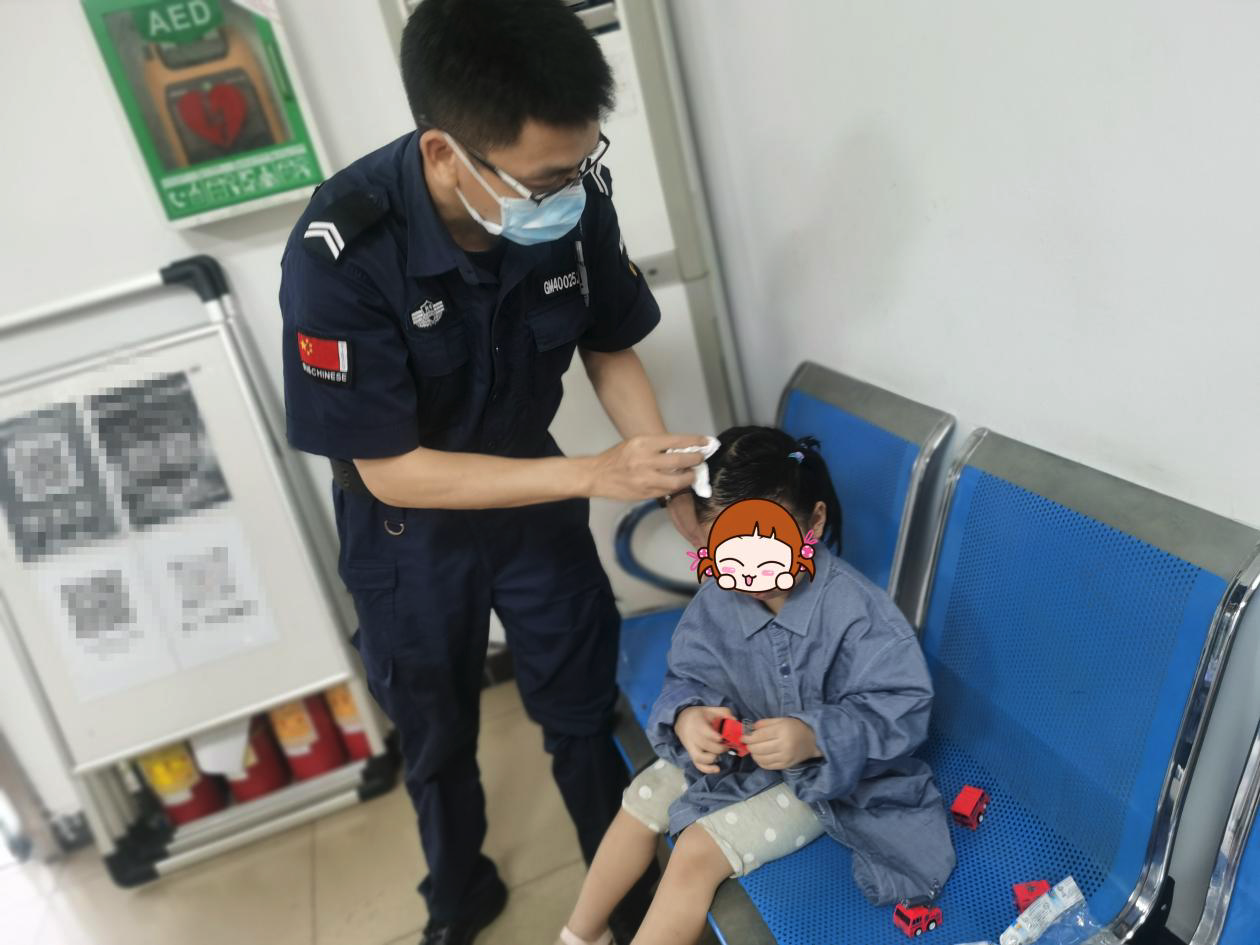 节日我在岗丨大雨中，光明这个警务室成了小女孩温暖的港湾