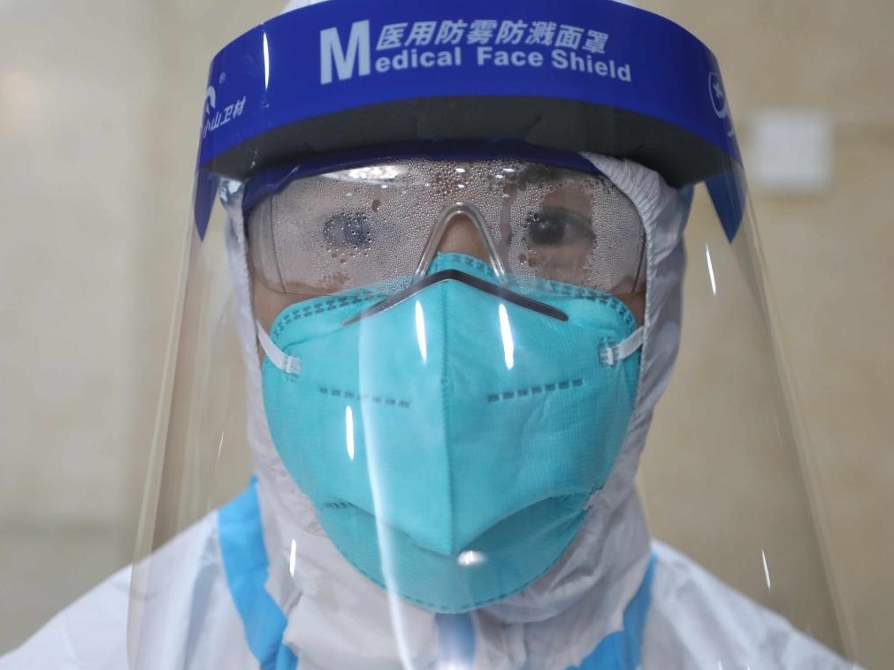 和衣而卧，夜以继日…… 医护人员的这些照片让人泪目