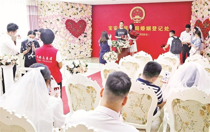 153对新人昨日在宝安区民政局登记结婚  