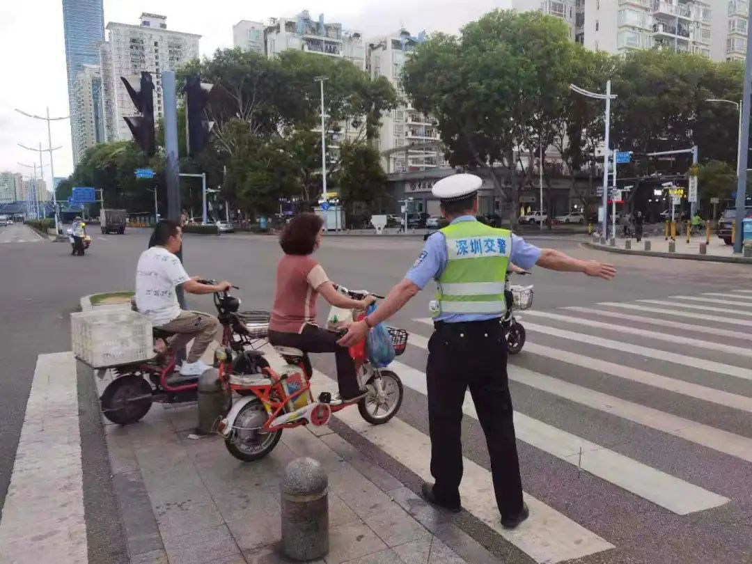 拾荒老人“肩负重担”沿车道行走，接下来的一幕很暖心……| 我为群众办实事