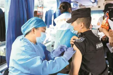 逛着街就把新冠疫苗打了！深圳疫苗接种车“走街串巷”服务市民