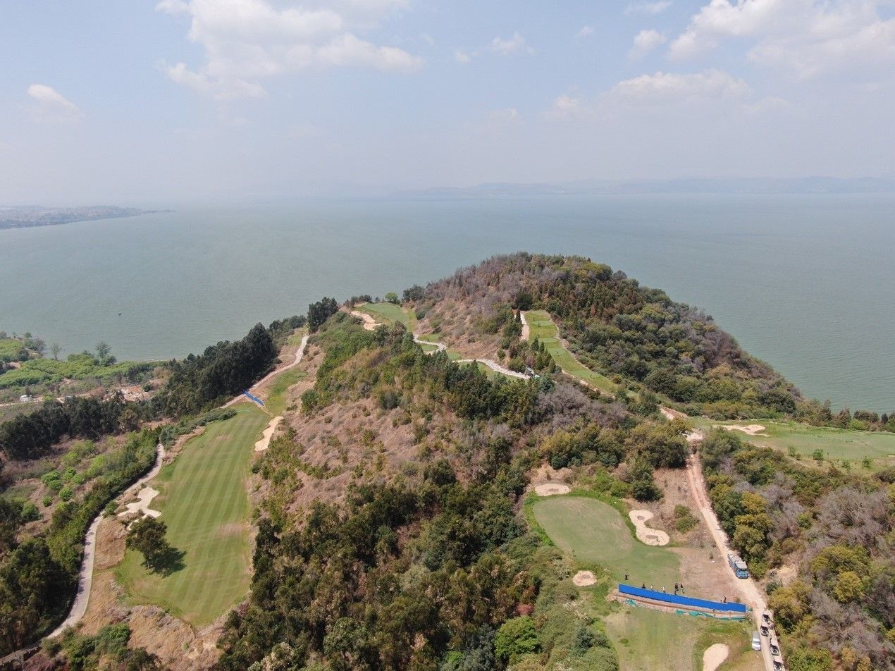 高尔夫球场侵占滇池保护区450余亩，临时插“树”应付督察