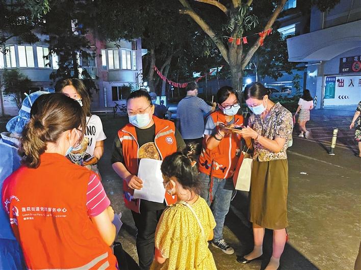 莲花街道景桦社区组织居民连夜检测核酸