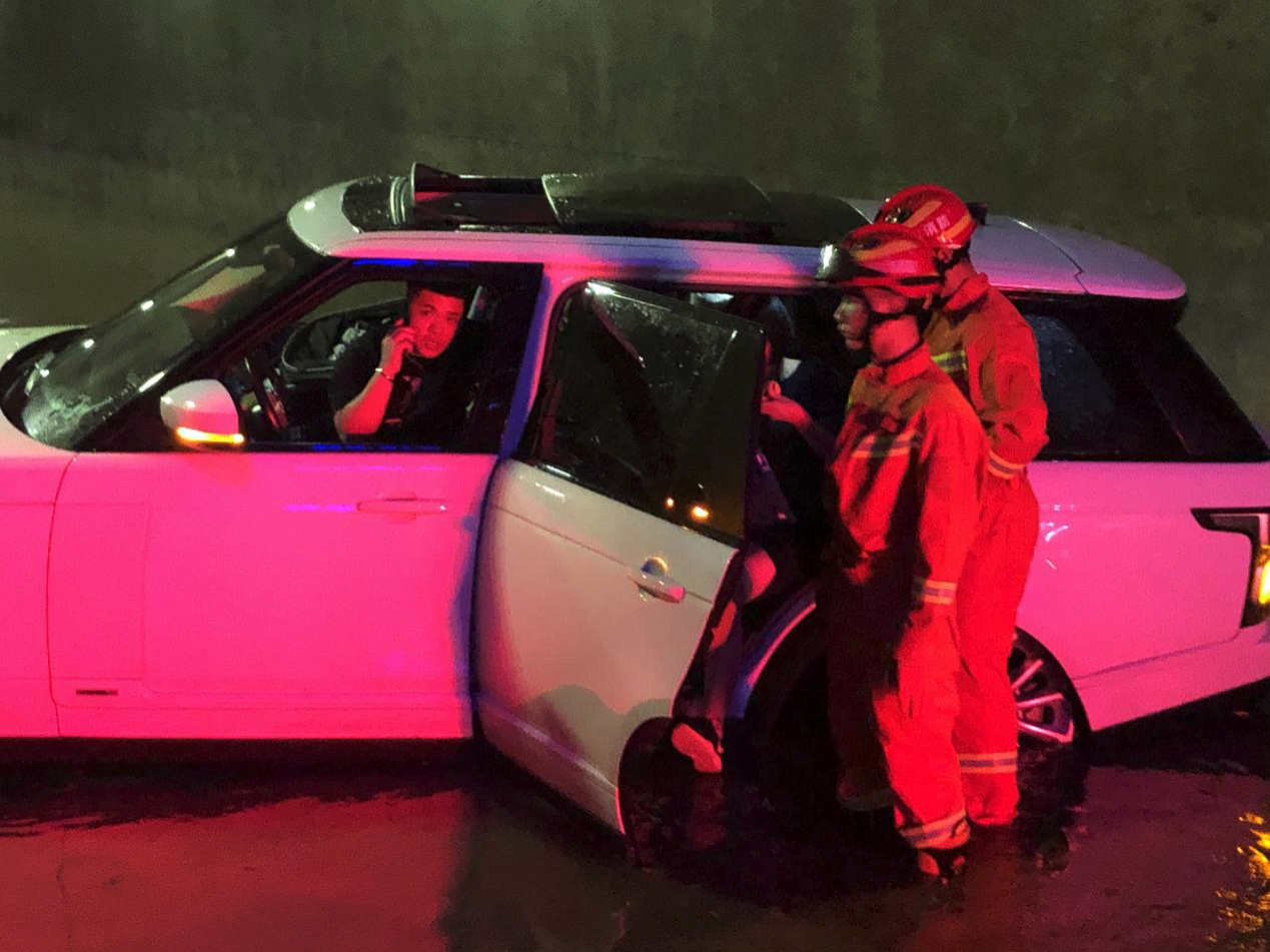 突降暴雨导致一辆小车被困深水区，南山消防紧急救援