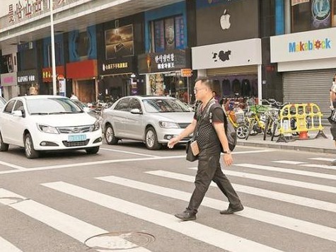 深圳路口礼让率超九成 车辆自觉礼让，行人主动律己，形成有序畅通的文明交通环境