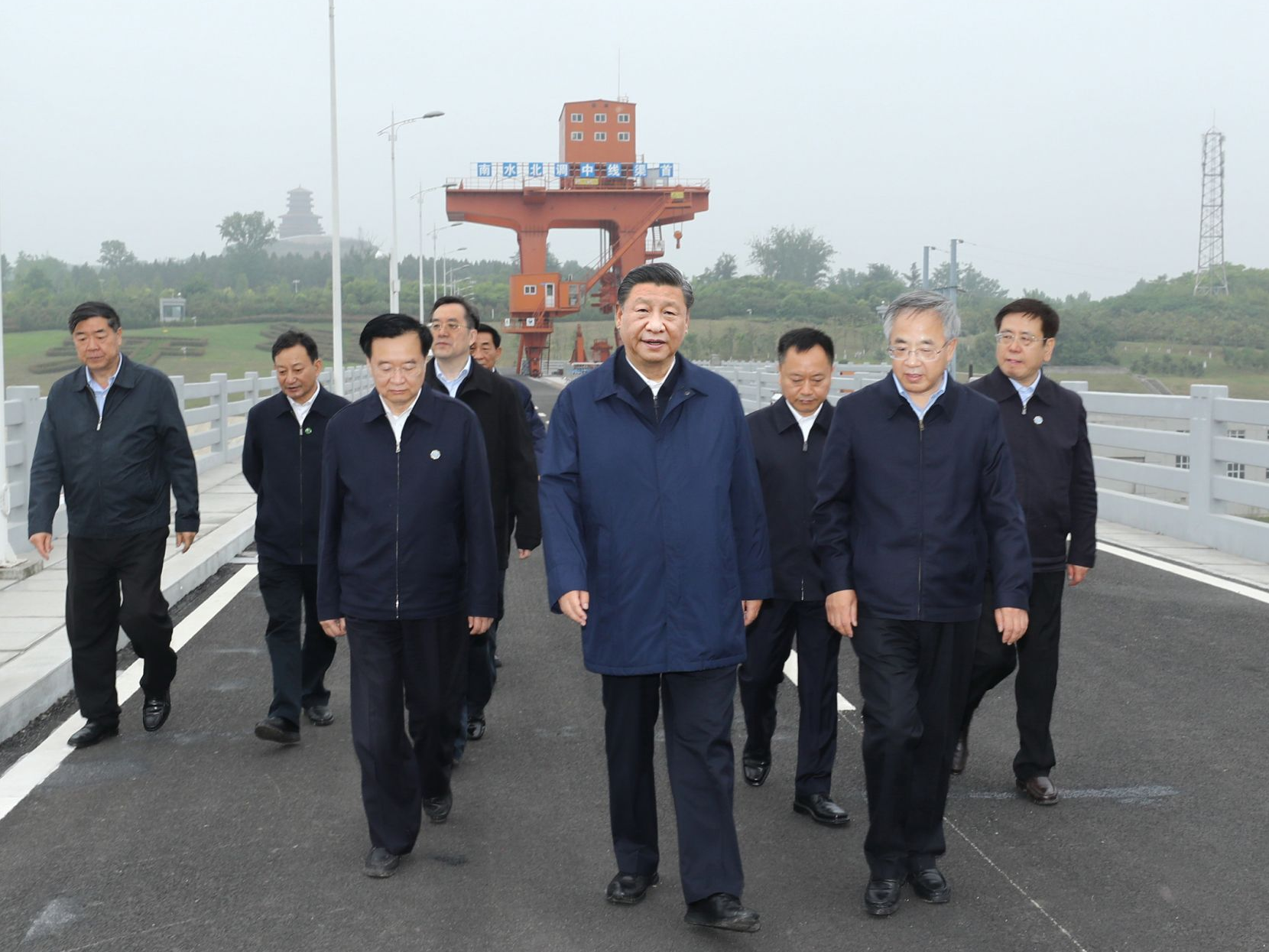 习近平在南阳市淅川县考察南水北调工程 