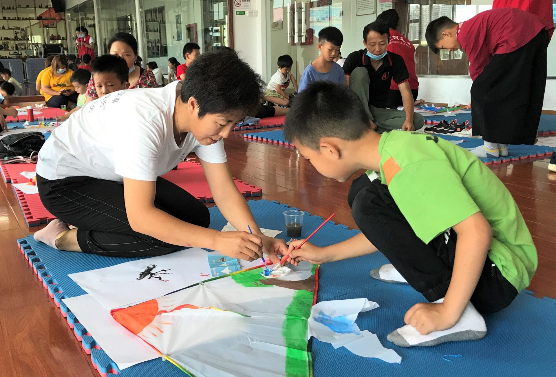 上村社区20对亲子家庭制作风筝  