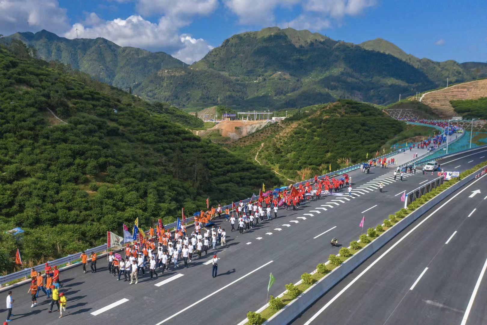 助力三华李“飞出”大山，云茂高速主线预计6月中旬建成通车