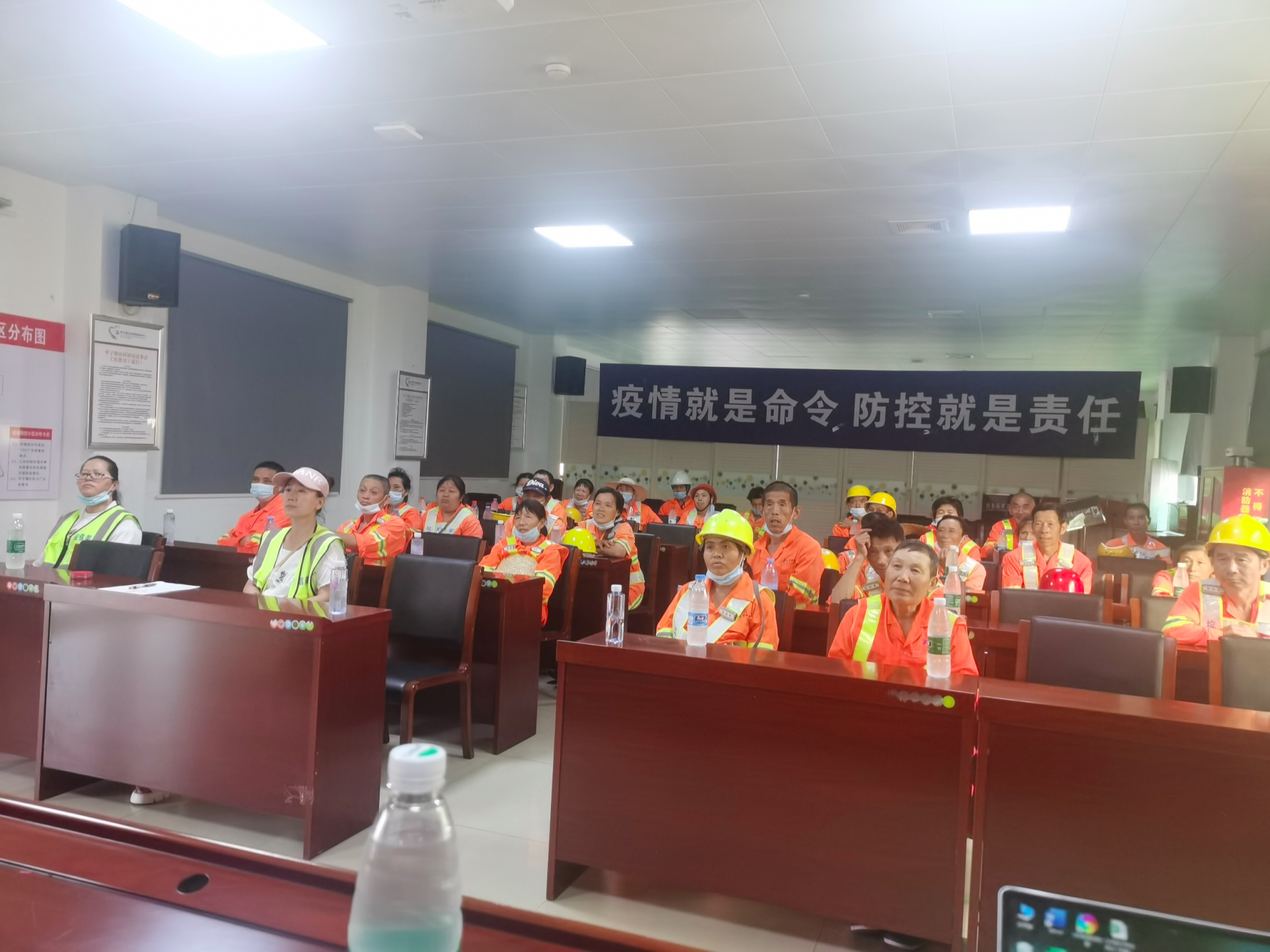 凤凰街道环卫工学习交通法规保障作业安全  