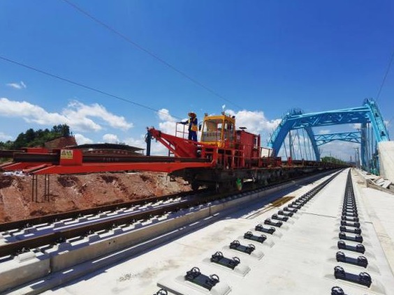 中铁六局赣深铁路龙川段正式开始铺轨施工