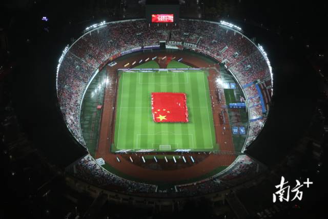 空中俯视赛场中央的巨幅国旗