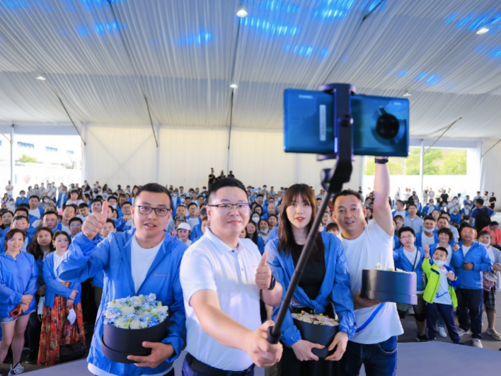 29日，赛力斯华为智选SF5开启首批车主交付