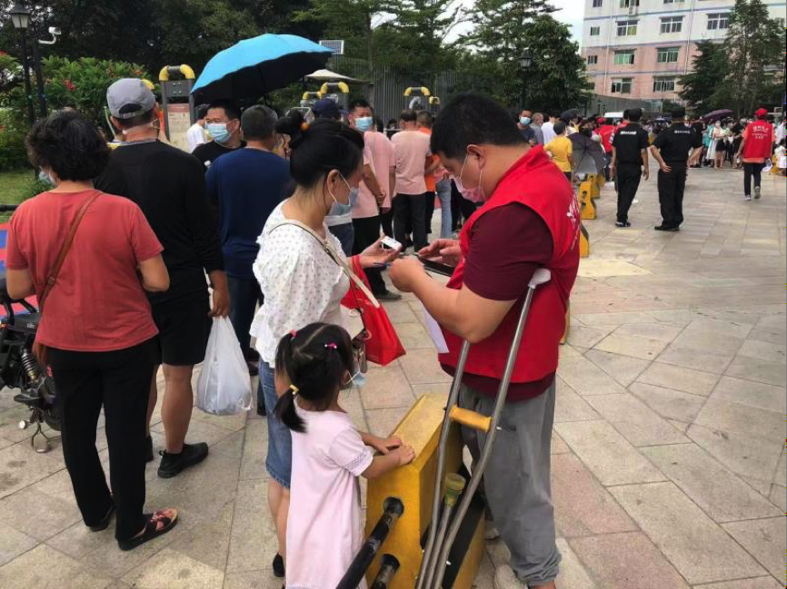 感动！宝龙这位“小红人”拄着拐杖上“疫”线