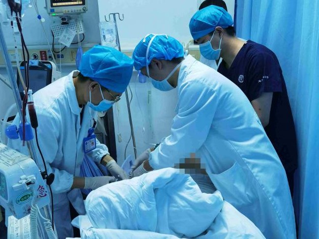 17岁小伙高楼坠落险丢命，北大深圳医院创伤中心争分夺秒成功救治