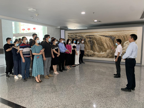 参观主题艺术展  追忆百年辉煌史   ——福田区民政局集体参观区党史学习教育主题展