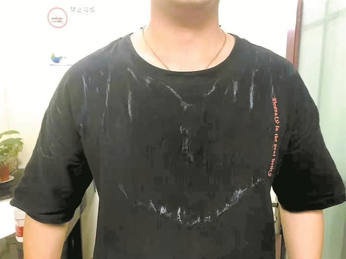 罗湖“原创设计”汗渍T恤走红网络  