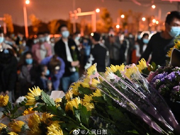 长沙市民在殡仪馆门前排队给袁隆平献花