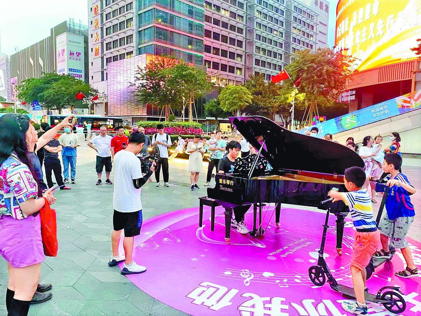 钢琴爱好者有了一方天地 共享钢琴让华强北琴声悠扬