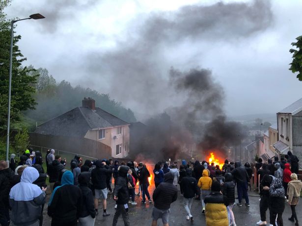 英国威尔士爆发骚乱：数百人上街烧车砸民宅，打伤7名警察