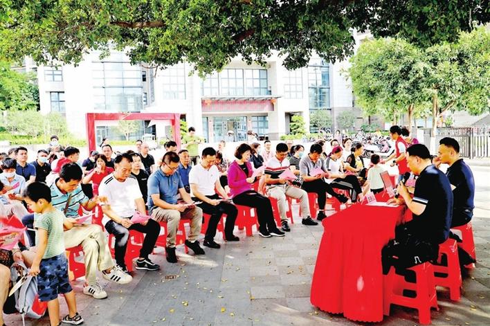 新安上合推进党史学习教育走深走实  党员群众榕树下听音乐党课