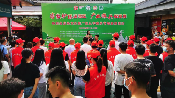 广州市北三环新安高速服务区展销春茶，助力五华茶叶“走出去”
