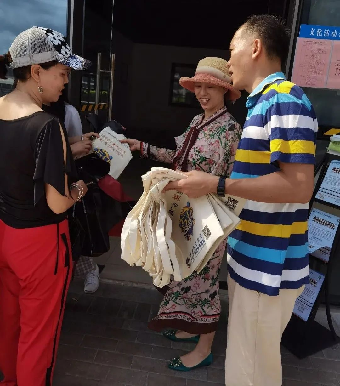 回顾 | 龙岗区开展广播电视设施安全保护宣传活动