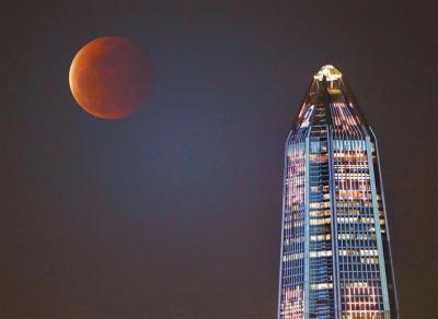 超级红月亮与深圳第一高楼交相辉映