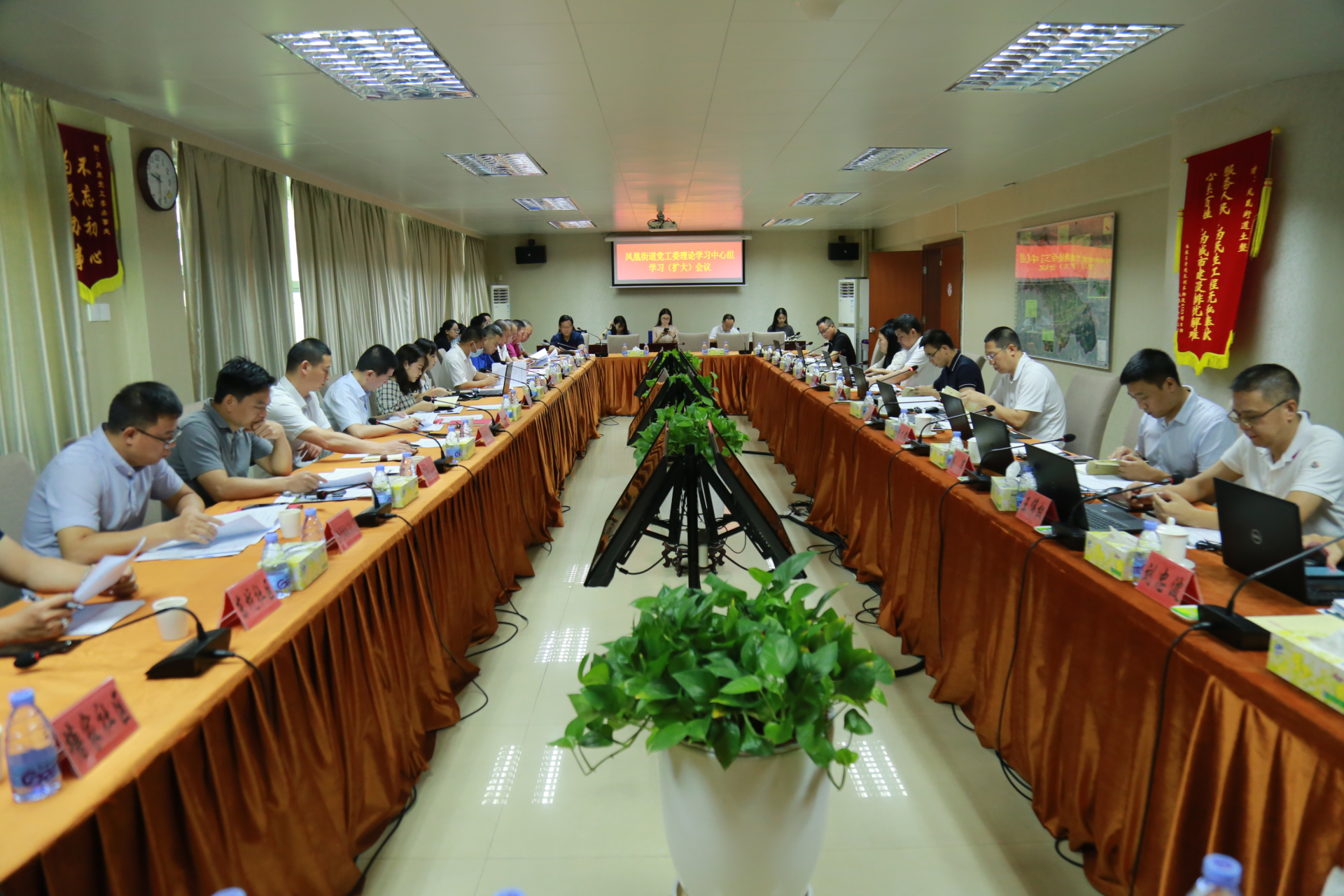 凤凰街道党员干部学习“四史”，增强理论修养  