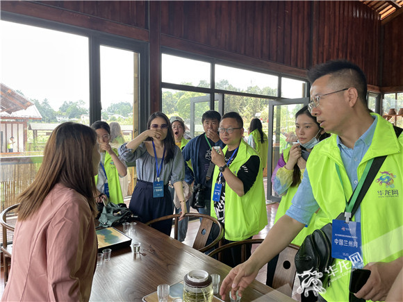 4全国网媒记者在于家院子品尝大观茶叶。华龙网-新重庆客户端 张馨月 摄
