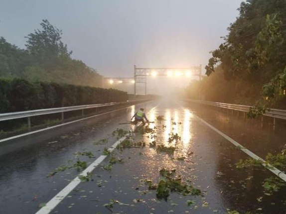 湖北5县市遭遇大暴雨 局地出现冰雹