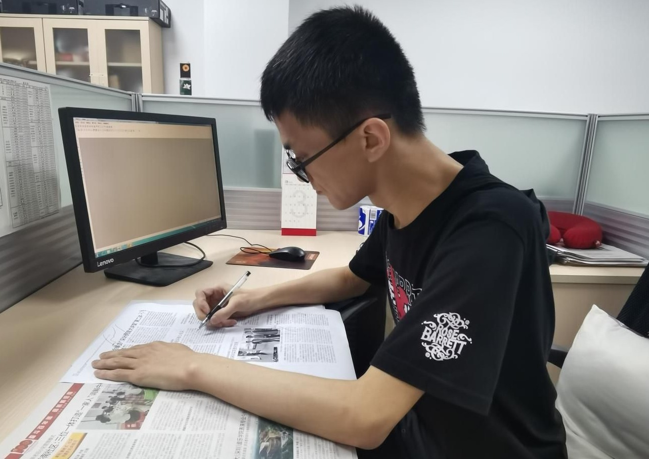 龙岗劳动者“双面”之“白与黑” | 铁肩妙手托举一份责任的记者与编辑 