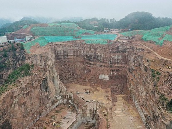 广西岑溪市花岗岩矿山“开膛破肚”粗放式开采，生态破坏严重