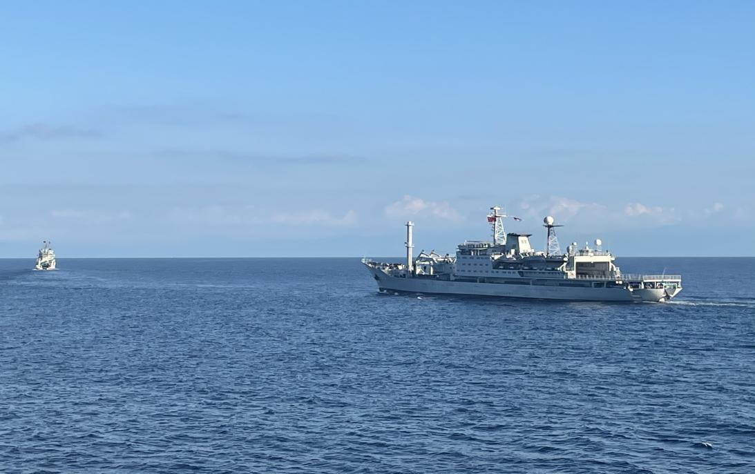 中国海军南拖195船和863船在失事海域航行