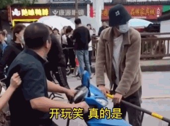 剧组拍戏封主干道，与接孩子放学的家长起冲突？网友吵翻……