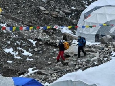 珠穆朗玛峰尼泊尔一侧疫情扩大，逾100人确诊