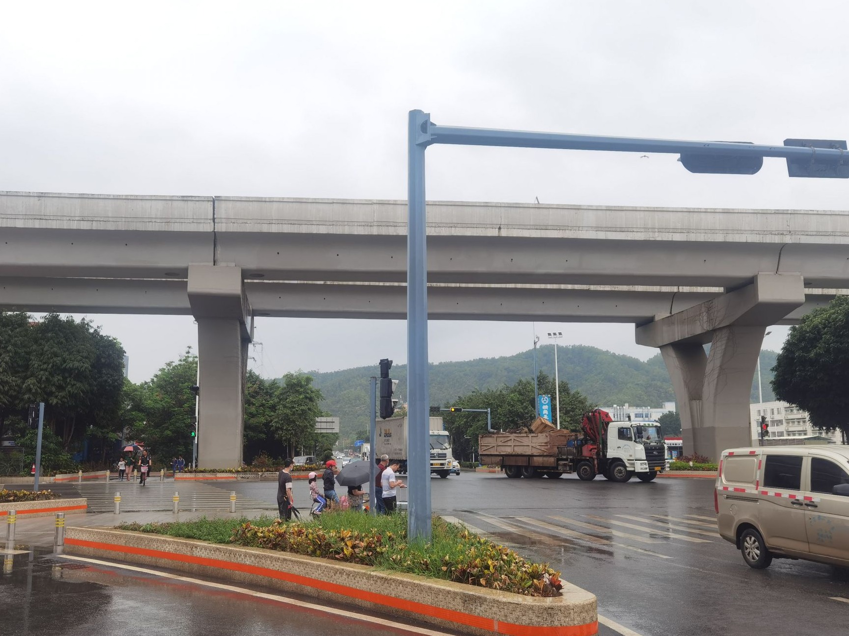 园山：部分路段改善显著，交通设施仍需完善 