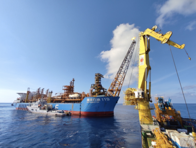 中国海油首次完成深水海底电缆水平式铺设  